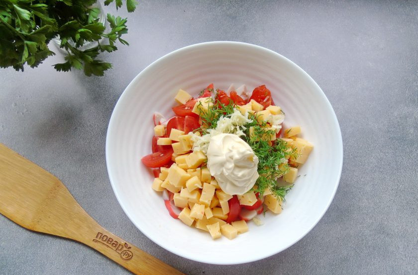 1. Этап. Салат Эдем: Добавьте измельченный чеснок. Салат заправьте небольшим количеством майонеза, посолите, поперчите.