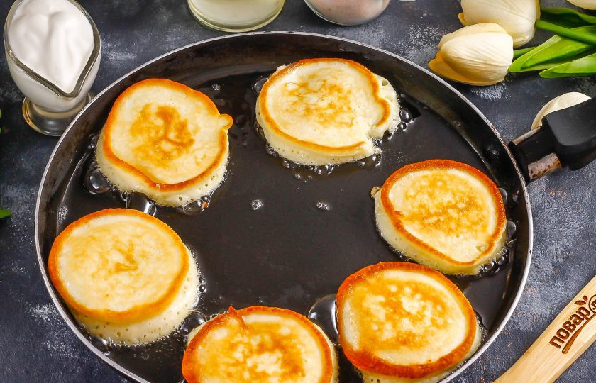 1. Этап. Торт из оладий: Спустя 1-2 минуты переверните оладьи на другую сторону и выпекайте такое же количество времени. Помните, что переворачивать оладьи нужно, не дожидаясь, пока пропечется верхняя часть!