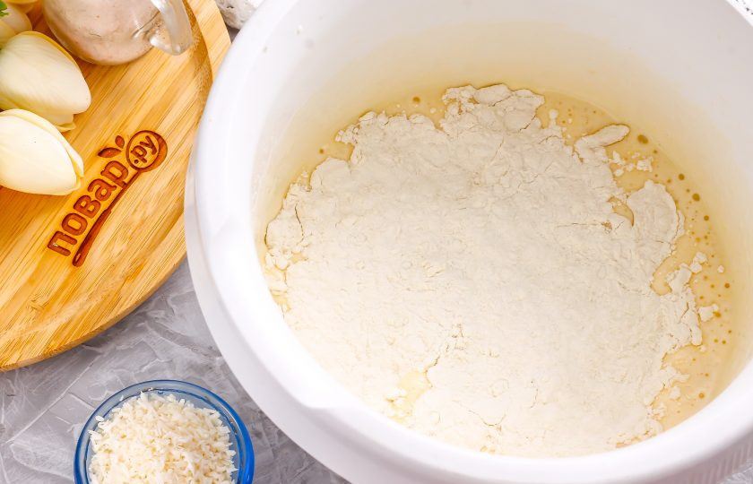 1. Этап. Кокосовый бисквит в мультиварке: Когда яичная масса побелеет и увеличится в три раза, всыпьте в нее просеянную пшеничную муку.