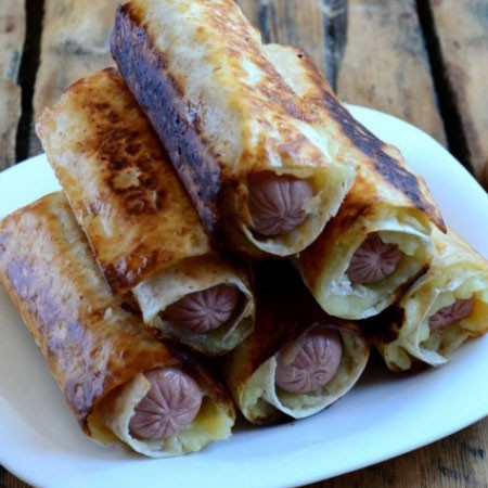 1. Stage. Sausages in pita bread with cheese: Serve hot.