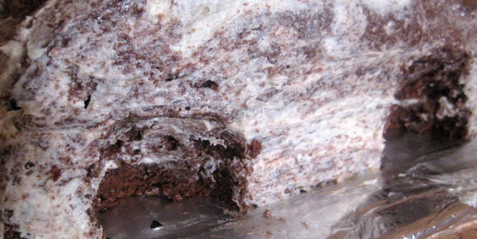 1. Этап. Торт на день рождения мальчику: Делаем выемки ложкой для колес, вырезаем кузов.