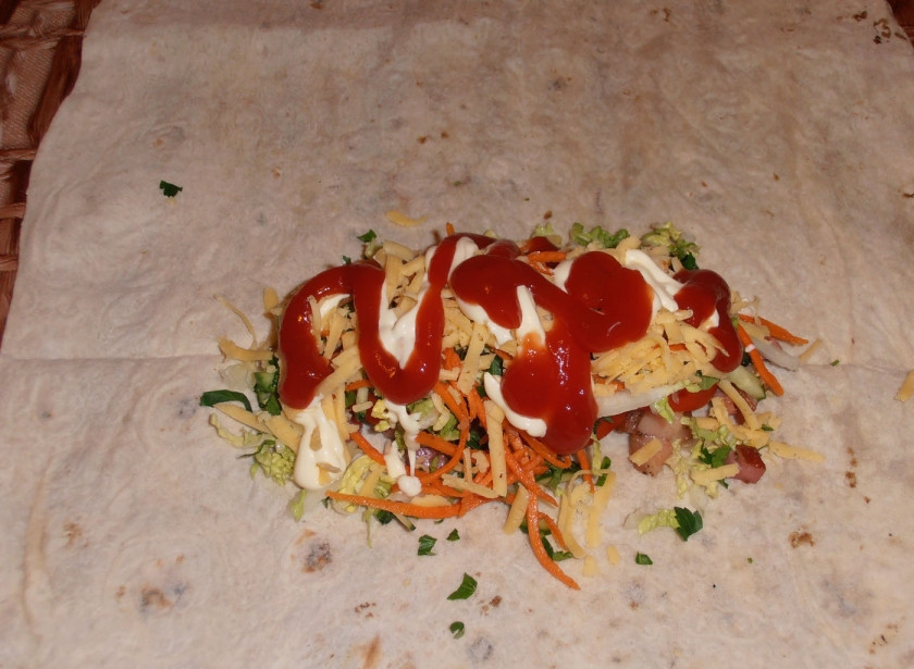 1. Этап. Лаваш с копченой курицей: Потом морковку, сыр, кетчуп и майонез.