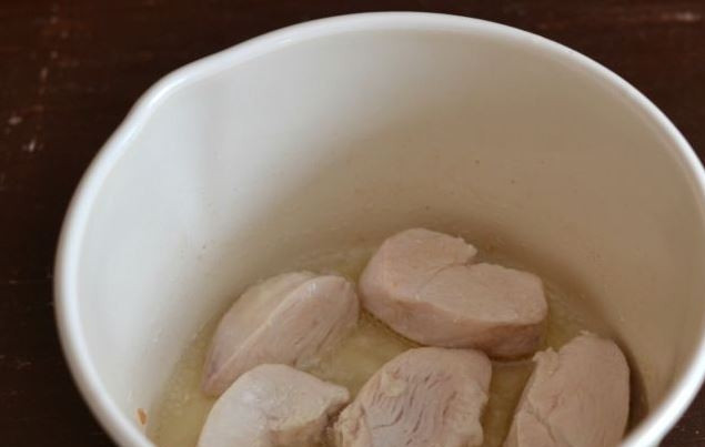 1. Этап. Красный борщ с курицей: Куриное филе вымойте и обсушите. Разрежьте его на порционные куски. В сотейнике разогрейте растительное масло, обжарьте в нем куриную грудку до золотистого цвета.