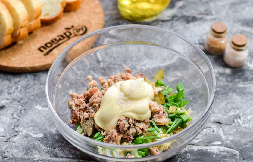 1. Этап. Запеченные бутерброды с рыбой: Добавьте к ингредиентам майонез, соль и перец по вкусу. Перемешайте все.