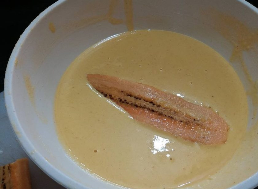 1. Этап. Филе бананов в кляре: 4. Окуните бананы в кляр.