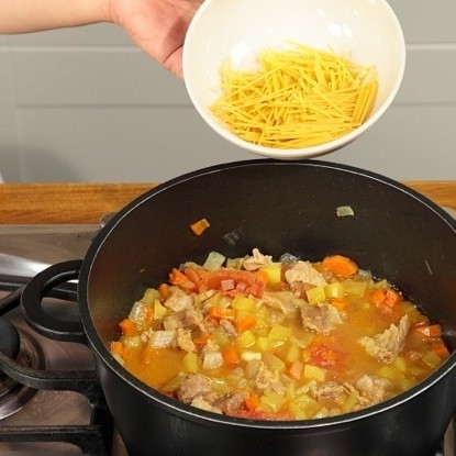 1. Этап. Лапша с говядиной и овощами: За 5 минут до конца варки добавляем в кастрюлю лапшу. Снимаем крышку и варим до готовности лапши. Как только лапша готова - можно снимать с огня и подавать в горячем виде.