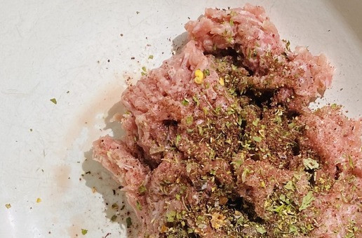 1. Этап. Голубцы с пекинской капустой: В фарш добавить все специи ( соль, перец душистый, сухие травы и репчатый лук ) перемешать