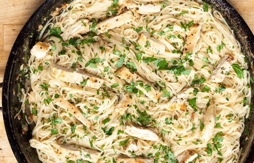 1. Этап. Рецепт пасты с курицей: 5. Подавайте блюдо сразу же после приготовления.