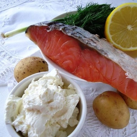 1. Этап. Семга с картофелем: Вот - ингредиенты, из которых мы будем готовить нашу закуску. Все должно быть вам знакомым, разве что кроме сыра рикотта - это такой итальянский творожный сыр, который при желании можно заменить на любой сливочный (Филадельфия, например).