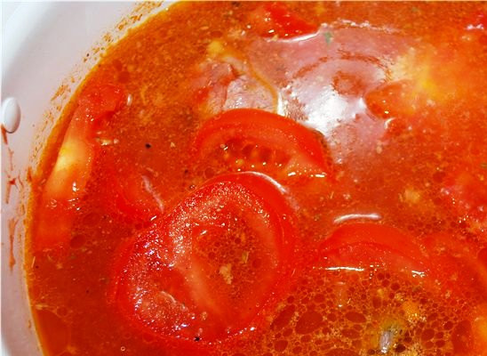 1. Этап. Мясо кабана в мультиварке: Добавьте мелко порезанные помидоры, через пять минут влейте пару стаканов воды и томатный соус и включите режим тушения на 2 часа. На стол мясо кабана вполне можно подать без гарнира, либо ограничиться картофельным пюре.