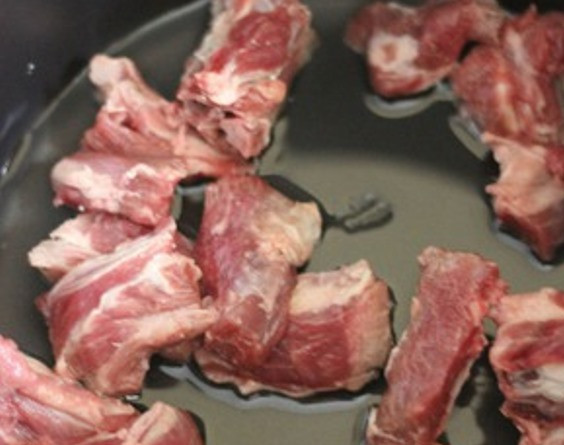 1. Этап. Рагу из баранины в мультиварке: Мясо посолите, поперчите и обжарьте с растительным маслом в чаше мультиварки в режиме «Жарка» в течение 10 минут.