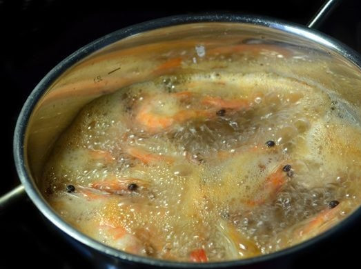 1. Этап. Морепродукты в кляре: 2. Довести до кипения воду в кастрюле и выложить туда креветки. Подсолить при желании, добавить лавровый лист или перец горошком, например. Варить пару минут, а затем слить воду.