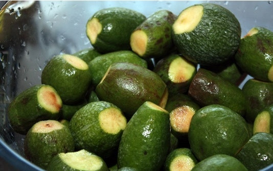 1. Этап. Мармелад из фейхоа: 1. Моем фрукт, обрезаем кончики. Часто можно встретить на поверхности темные пятна, но не стоит опасаться: это лишь сигнал, что фрукт спелый. Как говорится — в самом соку.