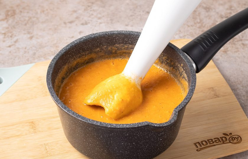 1. Этап. Крем-суп из красной чечевицы: Измельчите суп блендером до однородной консистенции.