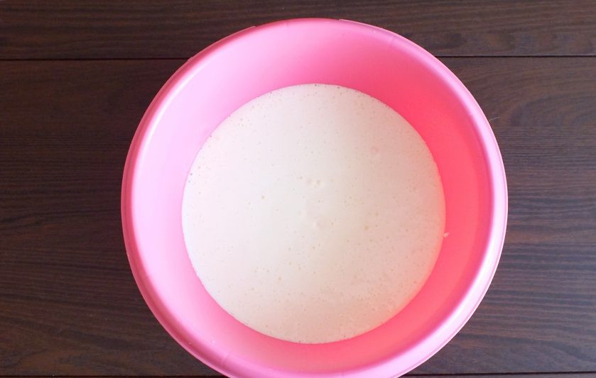 1. Этап. Сахарный пирог с яблоками: Соедините сметану со взбитыми яйцами. Взбейте еще раз.