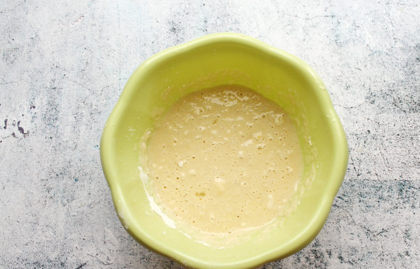 1. Этап. Пирожки Два в одном: В миску разбейте яйцо и просейте немного муки, перемешайте до однородности.