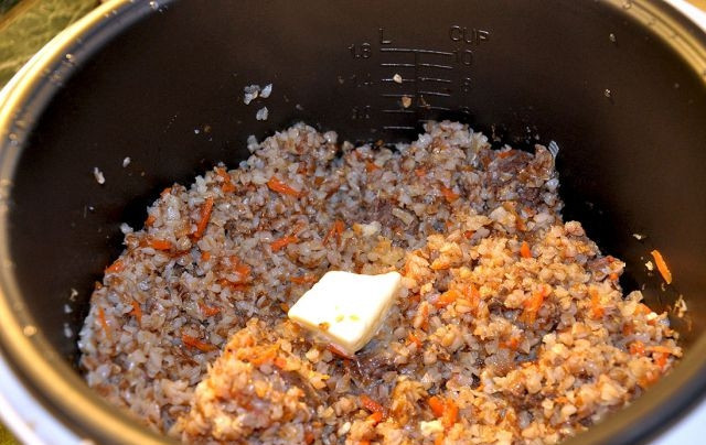 1. Этап. Гречка с тушенкой в мультиварке: После сигнала о завершении, открываем крышку. Добавляем сливочное масло и готовим наше блюдо еще 5 минут в режиме 