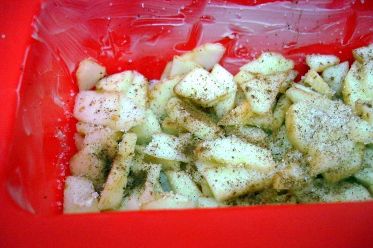 1. Этап. Рисовая запеканка с яблоками: Теперь половину яблок, посыпаем их корицей.