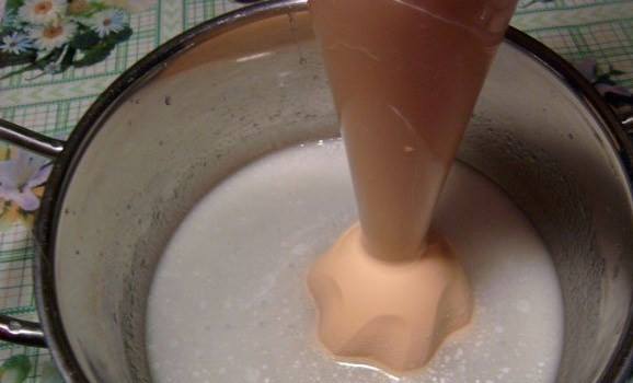 1. Этап. Постные пирожки на скорую руку: В стакане воды разведите масло, потом добавьте соду и соль. Перемешайте.