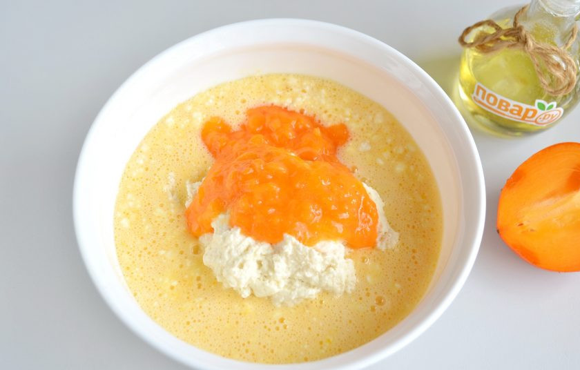 1. Этап. Манник с хурмой: 5. Соедините яично-творожную массу с манной, добавьте пюре из половинки крупной хурмы.