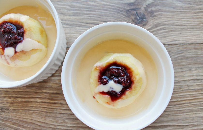 1. Этап. Яблоки запеченные по-киевски: Разделите тесто на две равные части, и залейте пространство между стенками и яблоками.