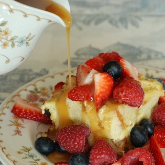 1. Этап. Французский хлебный пудинг с ягодами: Сразу же достаем из духовки, разрезаем и подаем, полив кленовым сиропом и украсив свежими ягодами. Приятного завтрака! :)