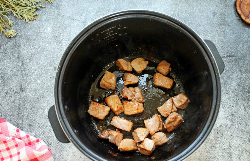 1. Этап. Суп гуляш в мультиварке: Свинину сполосните, обсушите и порежьте средним кубиком. Выложите мясо в чашу мультиварки, влейте оставшееся растительное масло и готовьте мясо в режиме 