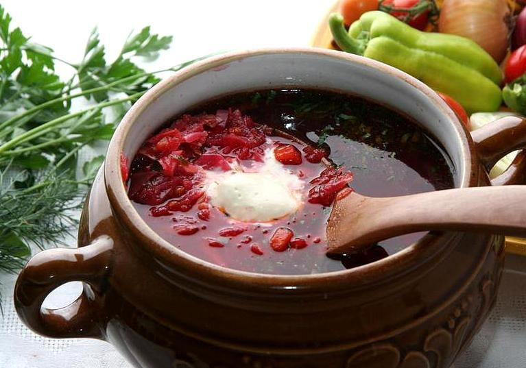 1. Этап. Борщ с грибами и фасолью: За 5 минут до окончания приготовления добавить измельченные чеснок и зелень. Дать борщу отдохнуть под крышкой хотя бы полчаса, после чего разливать по тарелкам и подавать на стол - с ржаным хлебом, сметаной и рюмочкой домашней перцовки!;).