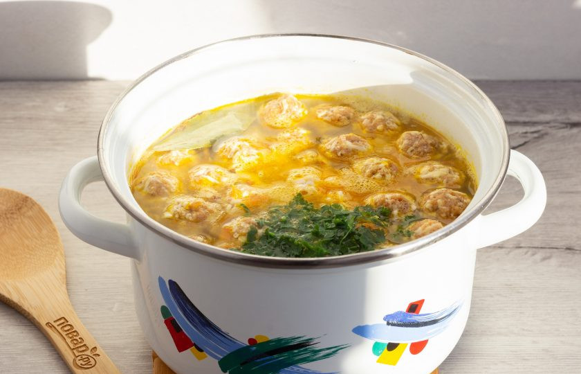 1. Этап. Куриный суп с сырными фрикадельками: В последнюю очередь добавьте рубленную петрушку, кусочки куриного филе и лавровый лист. Поварите ещё 2-3 минуты и можно выключать.