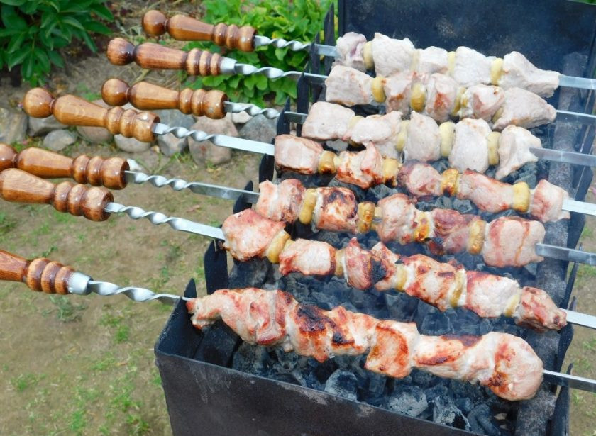 1. Этап. Шашлык из СССР: Затем нанизывайте мясо на шампуры и готовьте на горячих углях, прожаривая со всех сторон.