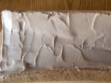 1. Этап. Шоколадный рулет с творожным кремом: Аккуратно разворачиваем остывший бисквит и намазываем творожным кремом.