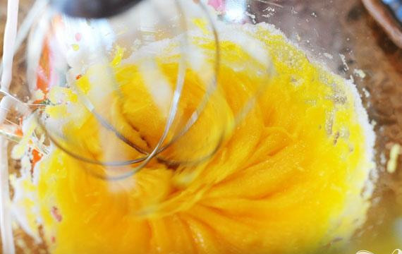 1. Этап. Мятно-ванильное сливочное мороженое: 2. В отдельной миске миксером на средней скорости взбить яичные желтки до светло-желтого цвета.