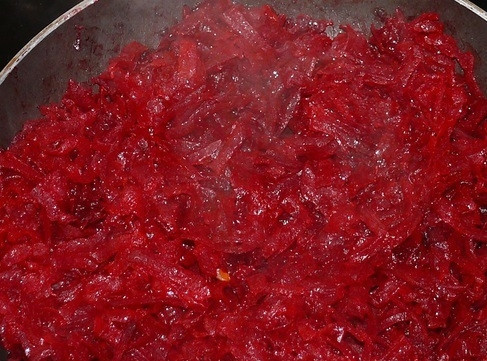 1. Этап. Вкусный борщ с тушенкой: 5. Добавьте томатную пасту, предварительно разведенную в небольшом количестве воды, и тертую на терке свеклу. Перемешайте и тушите еще 10 минут.