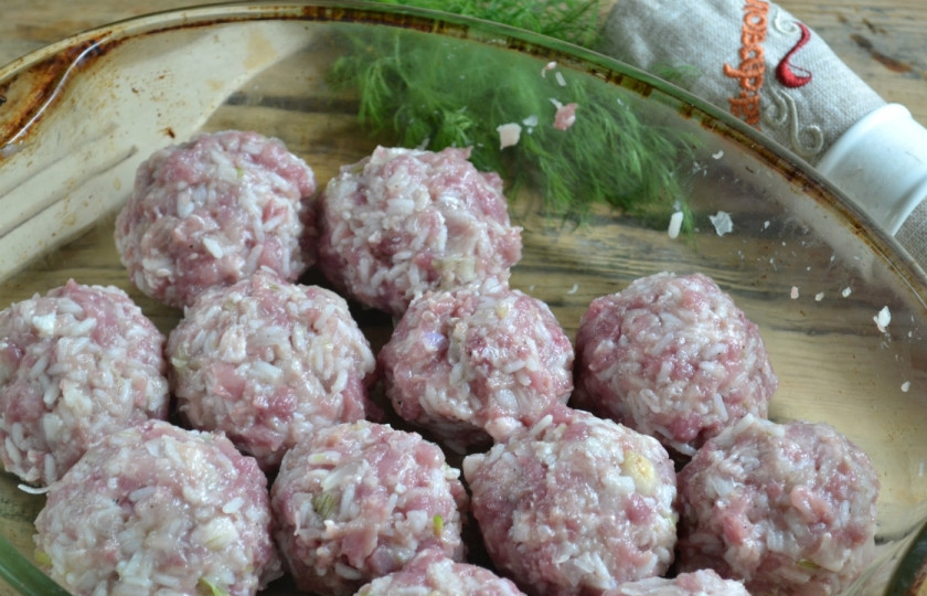 1. Этап. Ежики с подливкой: Из свиного фарша с рисом сделайте шарики, положите их в форму, в которой будете запекать.