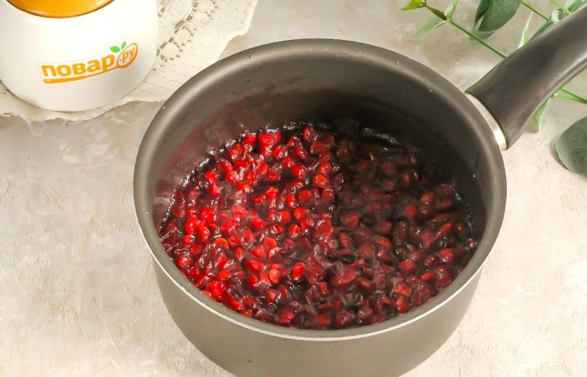 1. Этап. Варенье из калины: Поместите емкость на плиту и включите умеренный нагрев. Обязательно накройте емкость крышкой и томите варенье примерно 10-15 минут с момента выделения сока ягодами. Имейте в виду, что варенье даст обильную пену, поэтому крышку лучше приоткрыть.