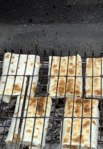 1. Этап. Конвертики из лаваша инди-пикник: Подрумянить с обеих сторон по 2-3 минуты, переворачивая несколько раз, чтобы начинка внутри прогрелась и сыр расплавился. Подавать незамедлительно.