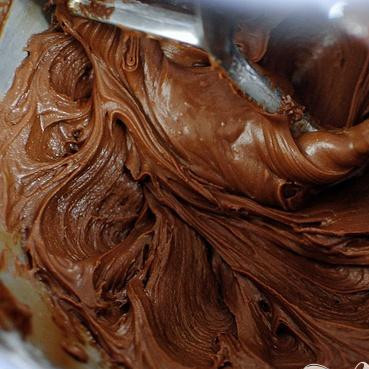 1. Этап. Шоколадные пирожные с орехами и суфле: 7. Чтобы сделать глазурь, смешать сахарную пудру и соль. В небольшой кастрюле растопить 4 столовые ложки сливочного масла на среднем огне. Когда масло растает, добавить 2 столовые ложки какао-порошка, 1/4 чашки молока и нагреть, пока смесь не начнет закипать. Вылить эту смесь в сахарную смесь и взбить миксером на высокой скорости. Если глазурь слишком густая, добавить оставшиеся 2 столовые ложки молока. И, наконец, взбить с 1/4 чайной ложки ванильного экстракта.