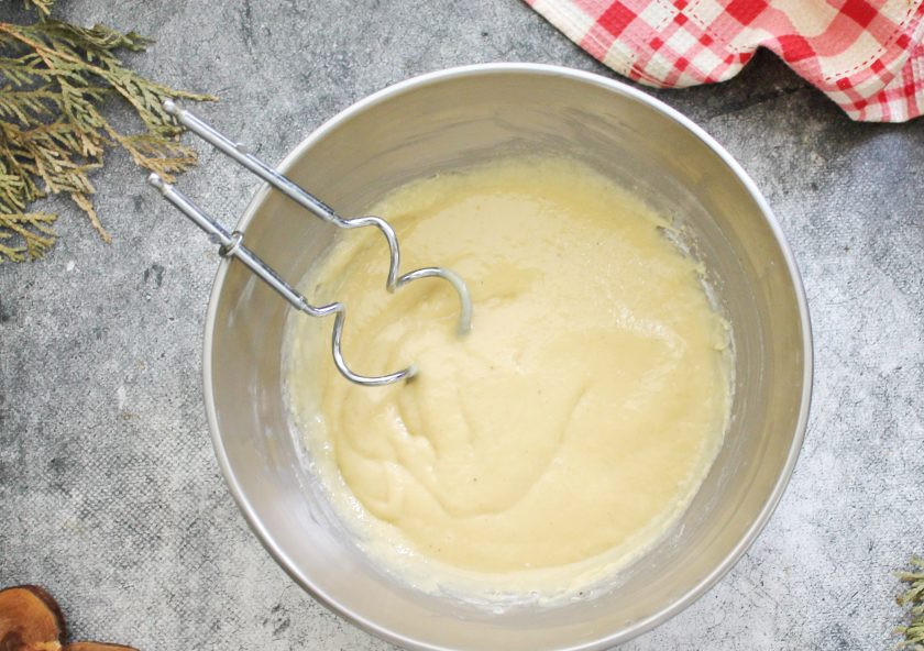 1. Этап. Очень мягкий пасхальный кулич: В миску просейте муку со специями и замесите тесто миксером на низких оборотах не менее 6-7 минут. Тесто будет липким, и тянуться за венчиками.