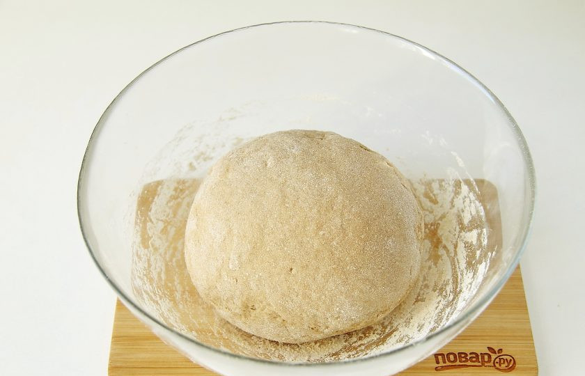 1. Этап. Буузы (классический рецепт): Муки может уйти чуть больше или меньше, чем указано в рецепте, готовое тесто должно быть плотное, но эластичное. Соберите его в шар, накройте полотенцем и дайте отдохнуть.