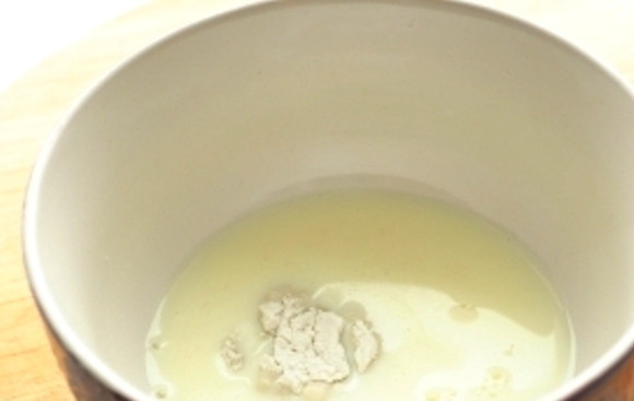 1. Этап. Курица по-английски: Пока курица тушится, мы наливаем в отдельную посуду небольшое количество молока и добавляем крахмал, тщательно перемешиваем.