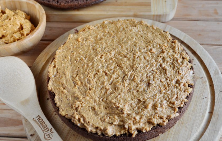 1. Этап. Шоколадный торт с орехами: 12. Накройте вторым коржом с пропиткой, распределите оставшийся крем.