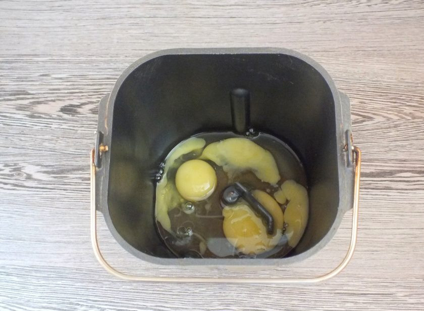 1. Этап. Тесто для лазаньи в хлебопечке: В ведерко хлебопечки разбейте яйца, добавьте растительное масло.