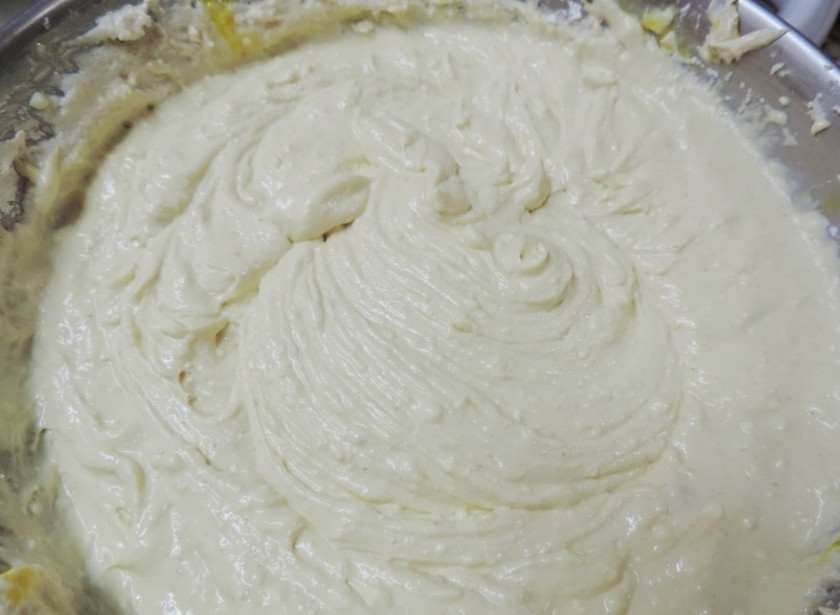 1. Этап. Арахисовый чизкейк: 6. После яиц добавляю кукурузный крахмал, перемешиваю миксером на низких оборотах, чтобы масса стала однородной.