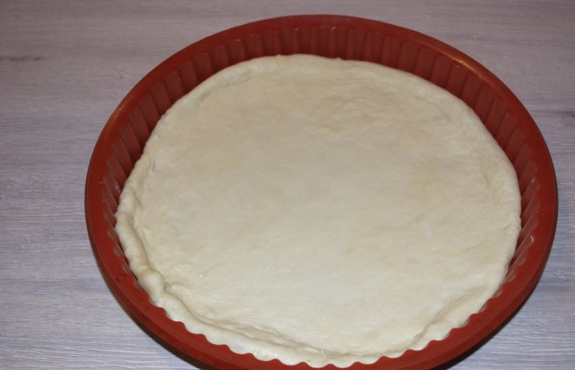 1. Этап. Простой пирог с мясом: Пласт теста уложите в форму для запекания.