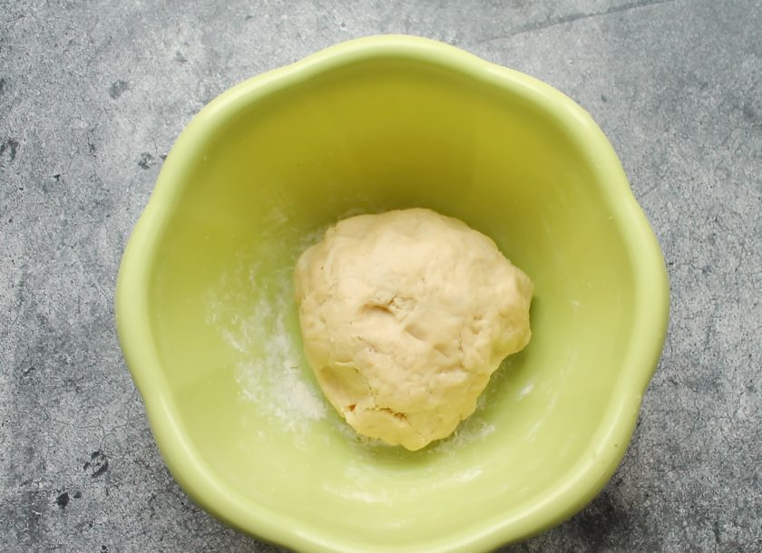 1. Этап. Шотландский новогодний кекс: Добавьте холодную воду и быстро замесите тесто. Заверните его в пленку и уберите в холодильник на 30 минут.