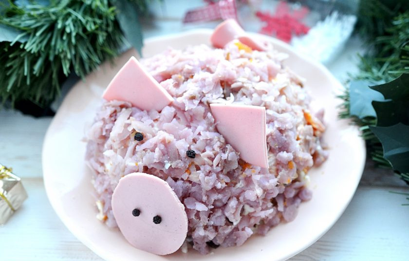 1. Этап. Новогодний салат Хрюшка: 9. Из ломтиков колбасы делаем 