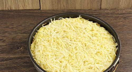 1. Этап. Запеканка с фаршем: Спустя этого время натрите сверху сыр, после чего вновь уберите блюдо в духовку.