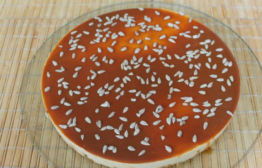 1. Этап. Карамельный торт без выпечки: Поливаем торт оставшейся карамелью и посыпаем семечками.