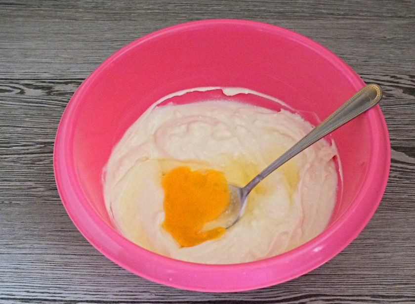 1. Этап. Печенье из творога со сгущенкой: Добавьте яйцо, перемешайте.