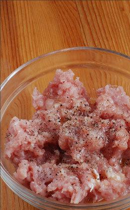 1. Этап. Баклажаны по-пекински: Добавляем в фарш одно яйцо, чуть-чуть растительного масла, соль и перец. Если есть возможность, брызните немного рисового вина. Оставляем фарш минут на 10-15 помариноваться.